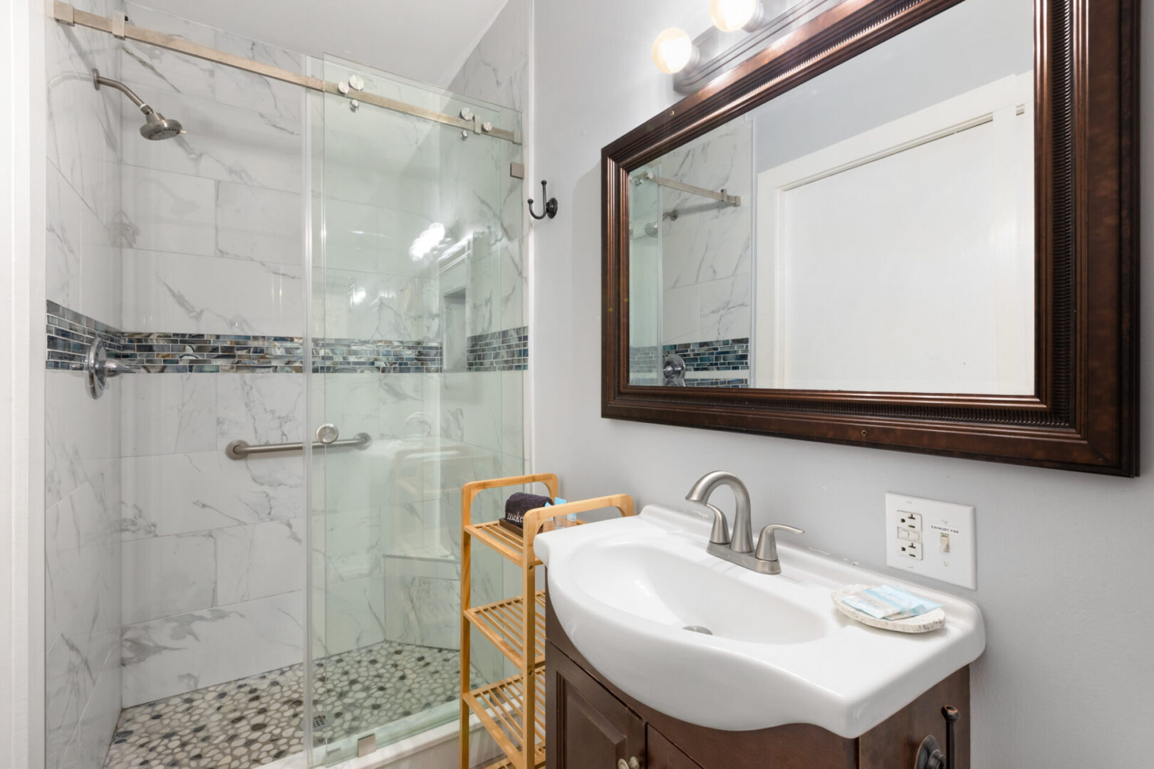A bathroom with a mirror and a wash basin